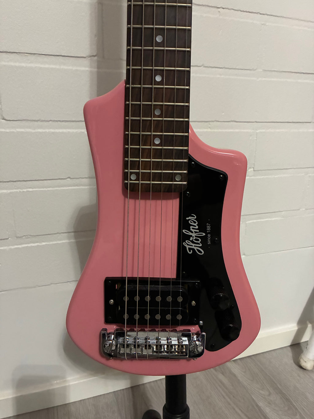 Höfner Shorty Pink sähkökitara (käytetty)