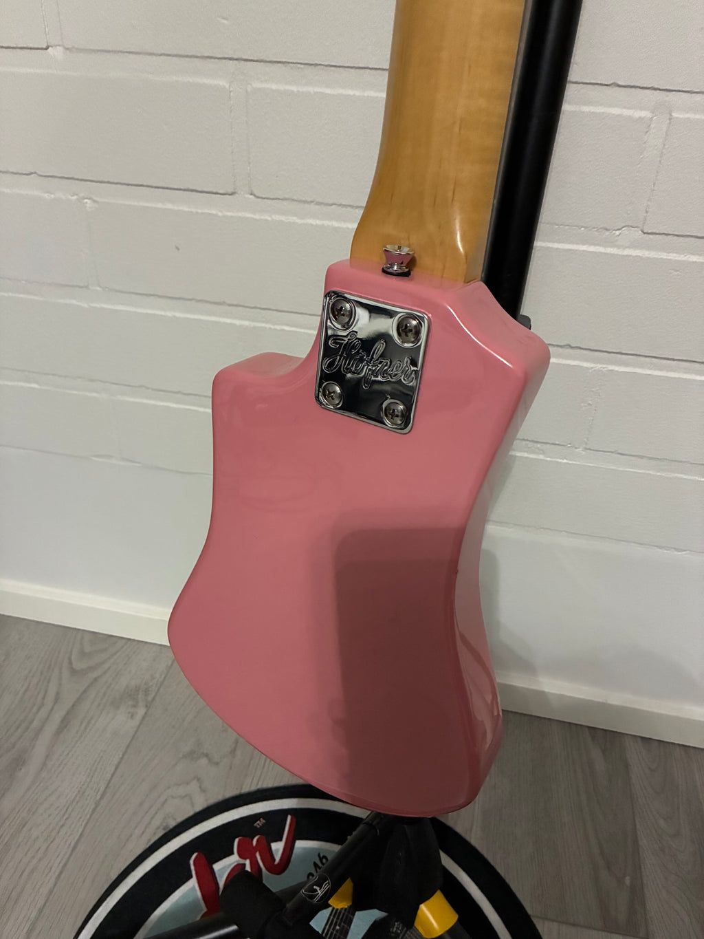 Höfner Shorty Pink sähkökitara (käytetty)